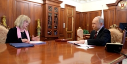 Глава ЦИК России вручила Путину удостоверение президента 
