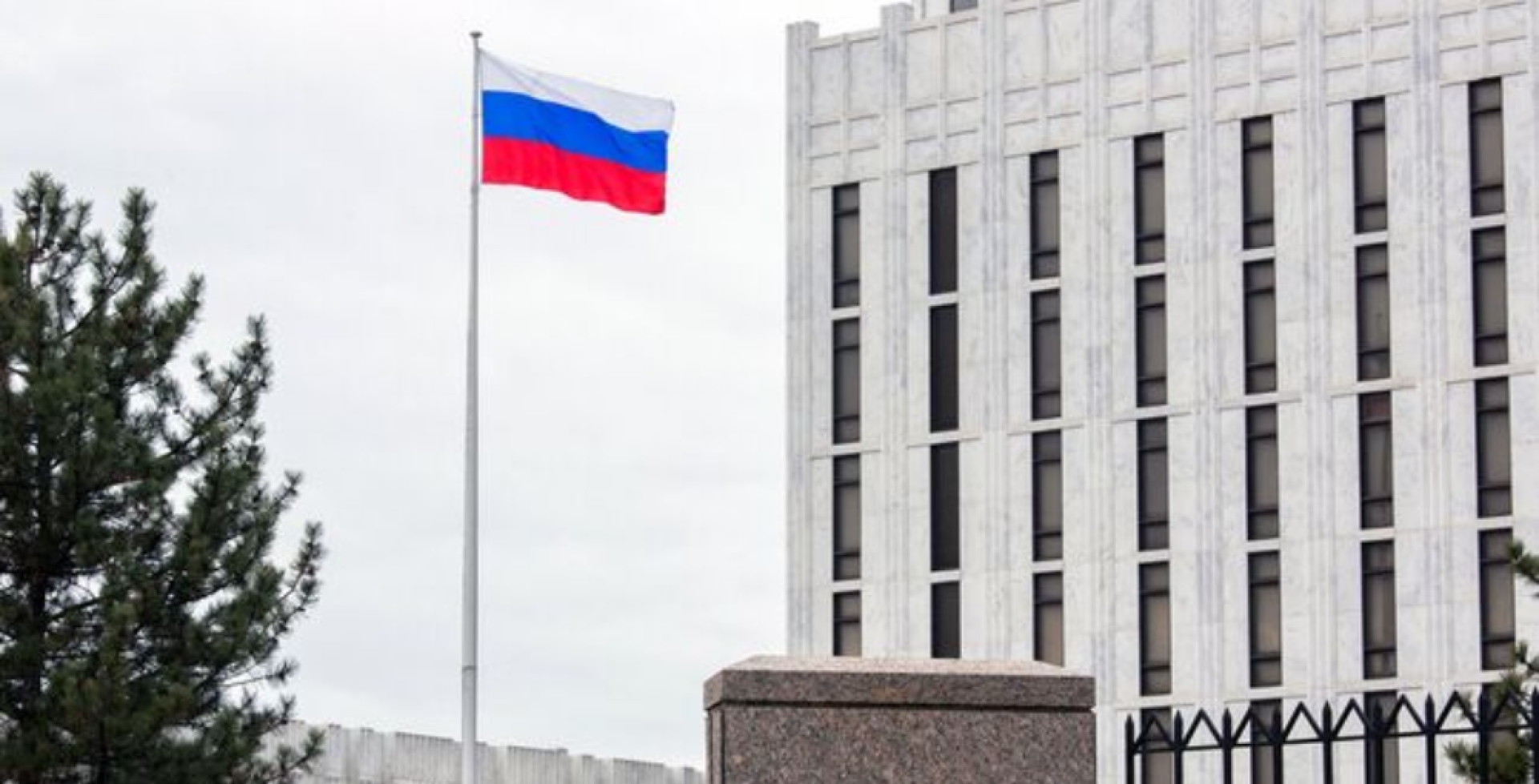 Захарова сообщила о необходимости восстановить работу посольства России в США