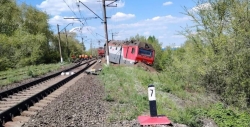 В Тольятти сошел с рельсов локомотив грузового поезда: движение задержано