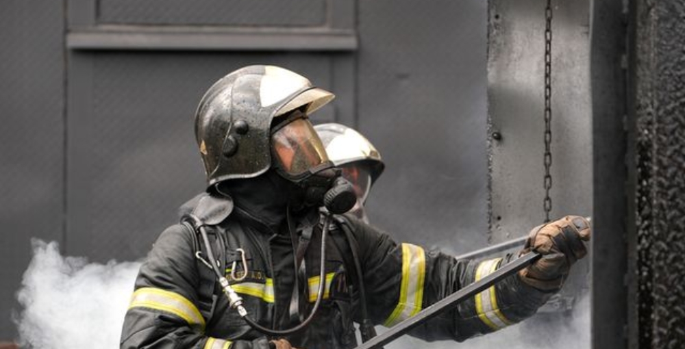 Двое сотрудников МЧС погибли при атаке ВСУ во время тушения пожара в Луганске