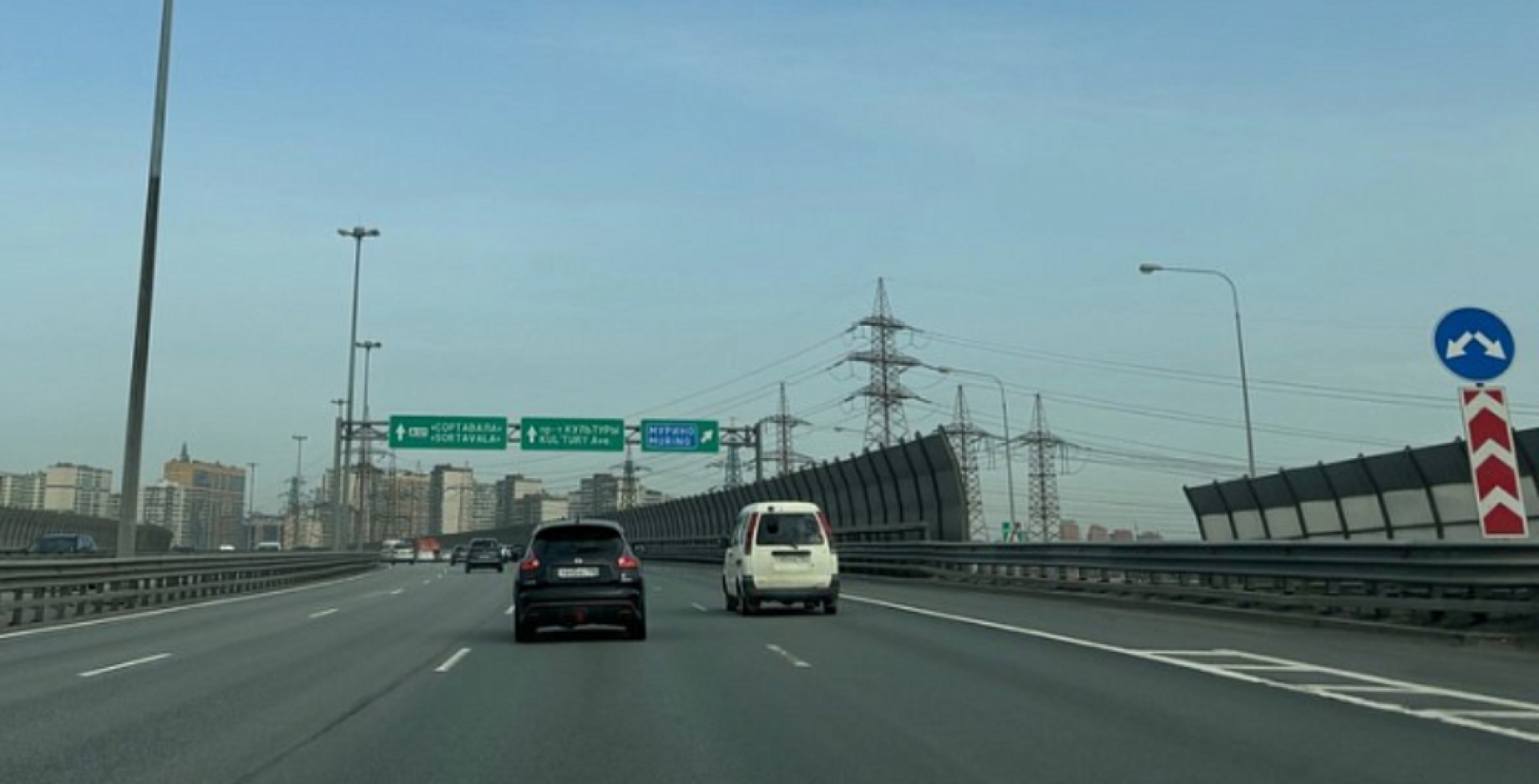 На время ПМЭФ-2025 движение тяжелого транспорта по части КАД в Петербурге временно ограничат